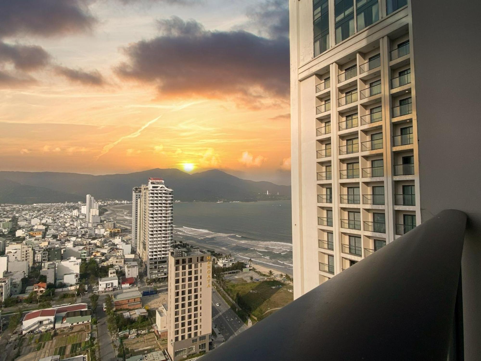 Luxury Apartment - Rooftop Swimming Pool - Beach Front - Hinata Apartment Da Nang Exterior photo