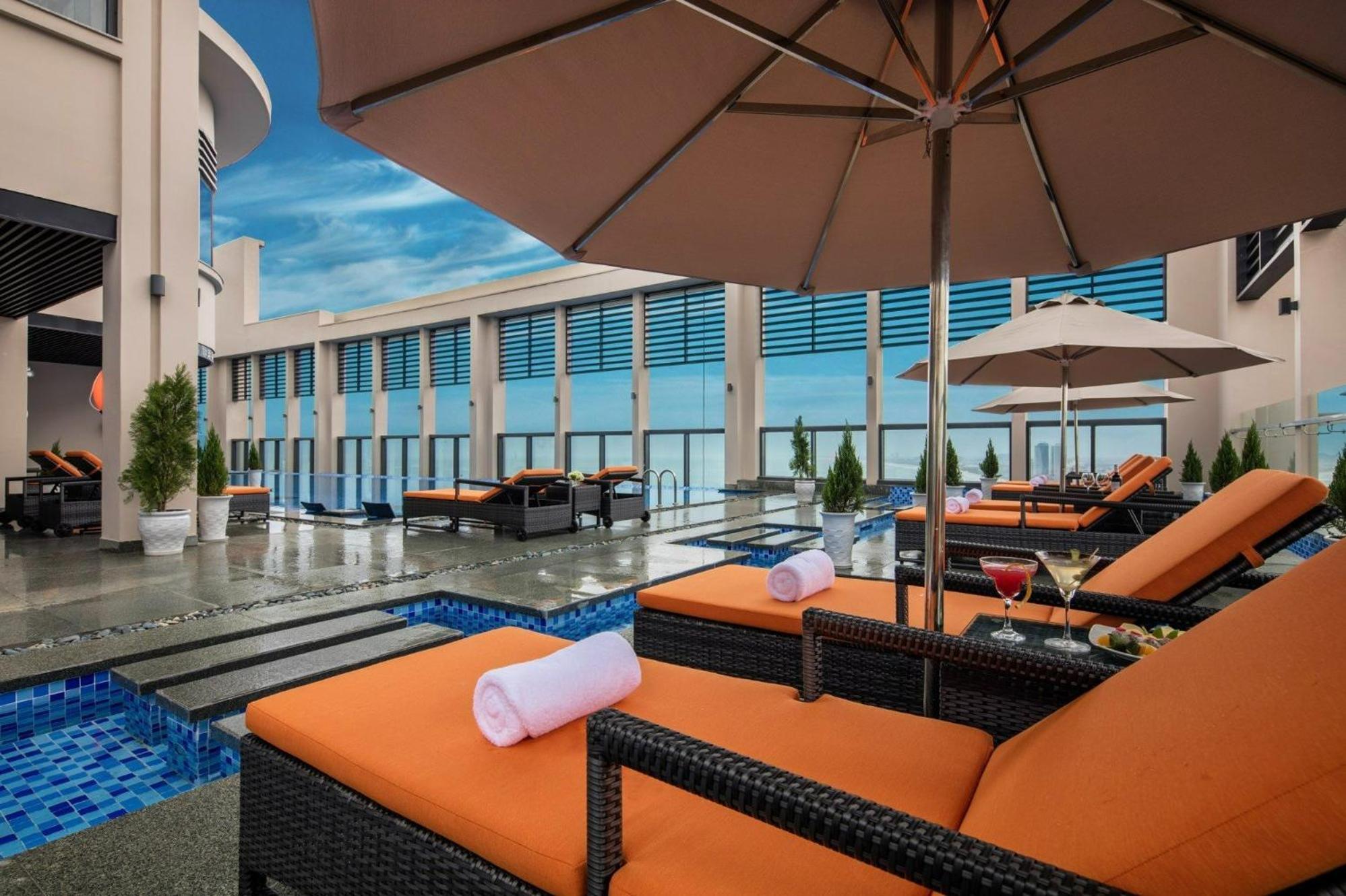 Luxury Apartment - Rooftop Swimming Pool - Beach Front - Hinata Apartment Da Nang Exterior photo
