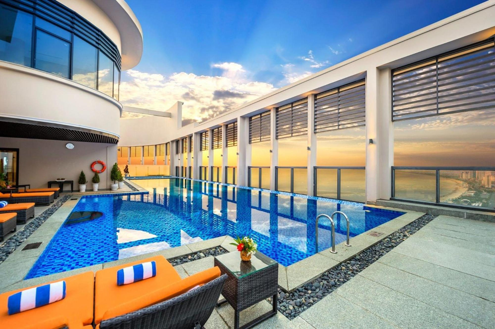 Luxury Apartment - Rooftop Swimming Pool - Beach Front - Hinata Apartment Da Nang Exterior photo